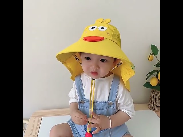 Vídeo relacionado con CERDÁ Gorra y Gafas Hello Kitty Set Infantil Original Unisex Verano Accesorios Protección UV Ajustable