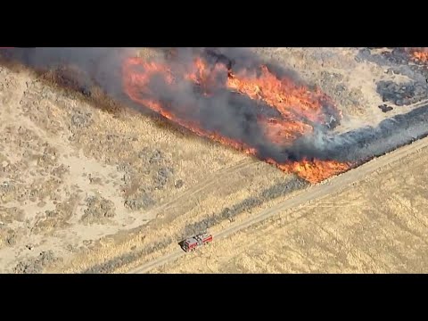 Firefighters battling fast-moving brush fire in Antelope Valley