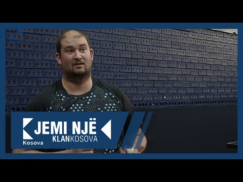 Chris Doran, anglezi që luan ping pong për “Priping” nga Prishtina