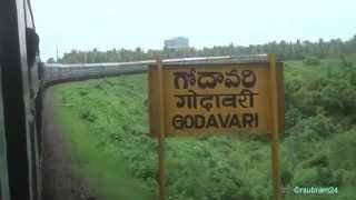 preview picture of video 'Dibrugarh Chennai exp Xing Godavari Rail/Road Bridge (Latest)'