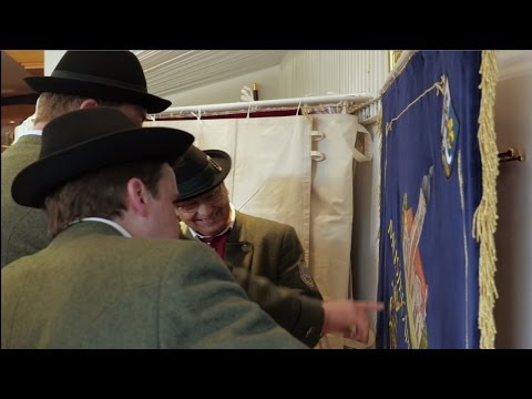 Schon die Abholung der neuen oder restaurierten Vereinsfahne oder Standarte kann für Schützenverein, Feuerwehr, Trachtenverein, Karnevalsverein oder Reitverein zum Erlebnis werden.