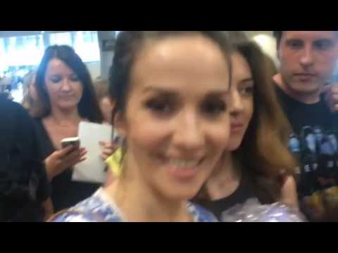 Natalia Oreiro . Con Fans - Despedida Aeropuerto (01.07.2016 - Moscu)