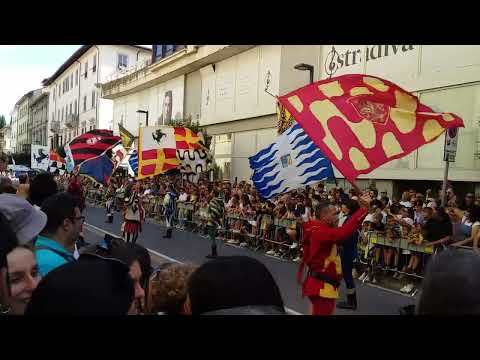 GIOSTRA DEL SARACINO DI AREZZO 2025: ESIBZIONE DEGLI SBANDIERATORI DAVANTI AI PORTICI DI VIA ROMA