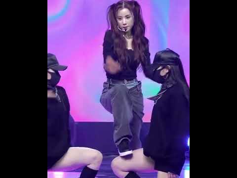 Apink Park Chorong wiping the leg of the backup dancer after she step on it during their performance