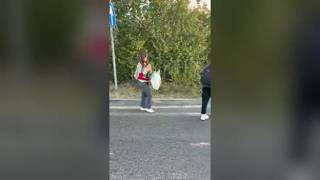 I manifestanti di Bologna che puliscono la tangenziale dopo il blocco del traffico e il corteo