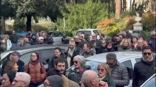 Ravenna, il video del flash mob di solidarietà nei confronti dei medici indagati per il caso dei ...