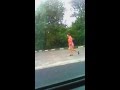 Девушка идущая по дороге 