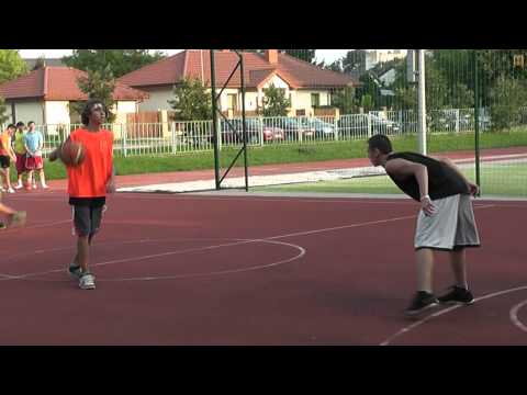 27.08.2011, Puławy V turniej streetball - grają młodzi