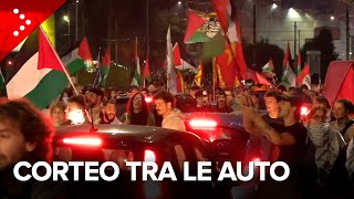 Milano, corteo pro Palestina contro blocco Freedom Flotilla: manifestanti sfilano tra le auto