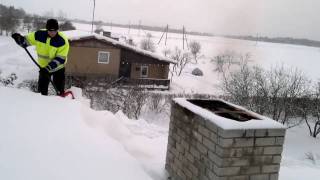 preview picture of video 'Katuse puhastamine lumest 28.12.2010 - vaade katuselt'