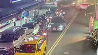 [問卦] 15歲開車衝撞臭豆腐店的監視器影片