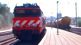 preview picture of video 'Cruzamento/Ultrapassagem Comboios Passageiros e Mercadorias'