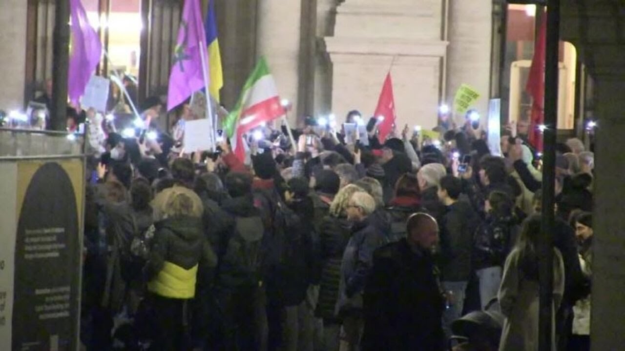 Presidio a favore del popolo iraniano in Piazza del Campidoglio, i manifestanti cantano "Bella Ciao"