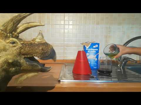 Esperimento vulcano con aceto e bicarbonato