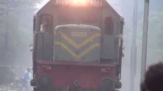 preview picture of video 'Pakistan Railway Diesel Engine with complete train 19 July 2012 evening Lahore Pakistan'