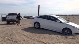 preview picture of video 'Car stuck in sand on Bombay Beach, Salton Sea'