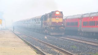 preview picture of video 'Ganga Sagar Express Crossing Jaynagar-Darbhanga-Puri Express'