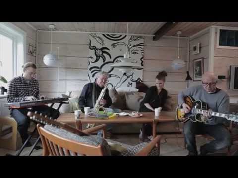 Adée - World On Fire (live - Bittes livingroom)