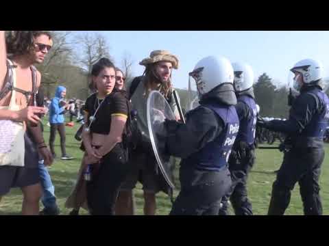 Gënjeshtra e 1 Prillit Mijëra vetë në Parkun e Brukselit, policia me kuaj ndërhyn t’i shpërndajë