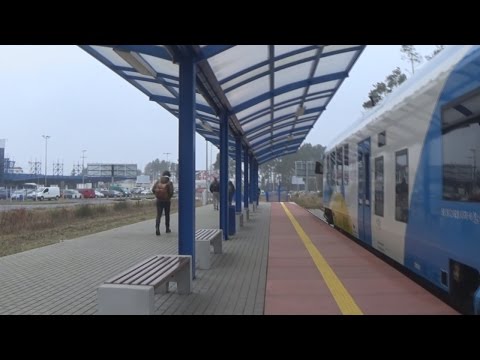 Trem do aeroporto Szczecin Goleniow saindo da estação principal de Szczecin