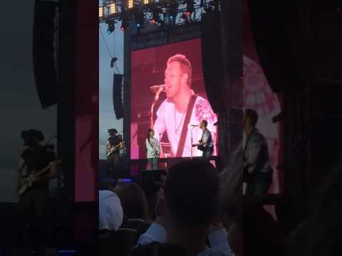 Chris Martin (Coldplay) and Ariana Grande // Don't Look Back in Anger (04/06/17)