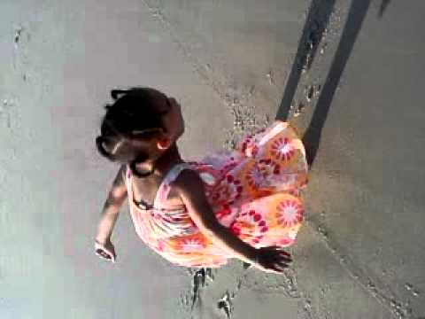 Ava Screaming At Dhe Water ln Dhe Beach