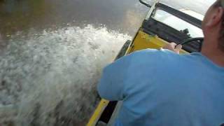 preview picture of video 'Enchente em Rio Branco, de jeep.'