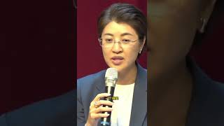 Download lagu When working, Xu Shuhua is focused and efficient, yet you rarely feel any distance from her. A gr... mp3