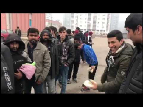 Mesnica kod Medenog iz počastila je danas obrokom migrante koji borave na autobuskoj stanici Tuzla