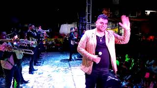 Con la Mano en la Biblia bandononona Clave Nueva de Max Peraza.