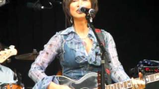 Pam Tillis - Don&#39;t Leave Your Heart Hangin&#39; Around.MP4