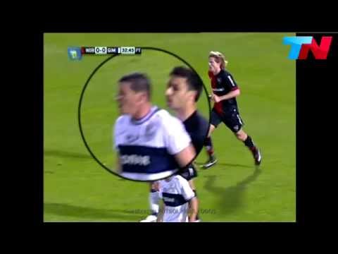 Tremenda escupida en la cabeza de Scocco a Barsottini en Newells vs Gimnasia LP
