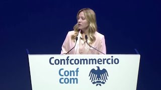 Meloni in Confcommercio: «Se vedi la premier mezza nuda sul letto, deve esserci scritto che è fat...