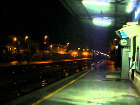 Frecciabianca e Intercity in transito a Torre del Lago Puccini sotto la pioggia