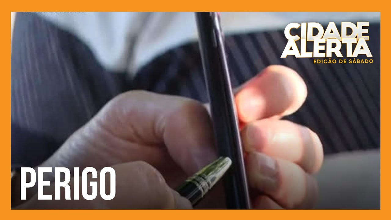 Patrulha do Consumidor: cliente compra celular, mas bateria estufa e esquenta