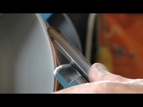 Richard Raffan shapes and sharpens a spindle gouge