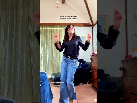 Habe meine Mutter gebeten, wie in den 80ern zu tanzen💃
