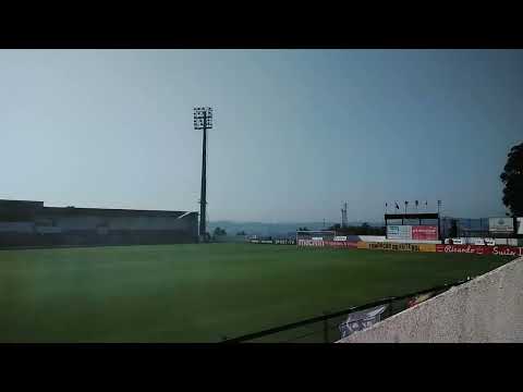 Homem regando o campo de futebol penafiel vs leixois