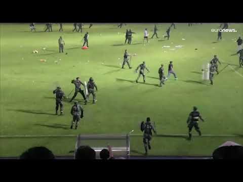 Más de 170 muertos por la violencia desatada en un estadio de fútbol de Indonesia