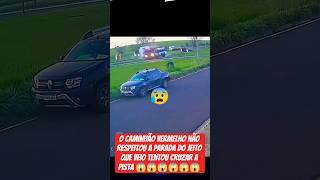 motorista se distraiu e complicou-se no trevo de Pratânia.#caminhão #caminhoneiro
