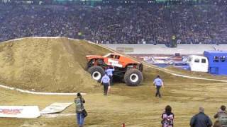 preview picture of video 'MONSTER TRUCK BACKFLIP AT DOMINATION IN THE DOME PONTIAC SILVERDOME'