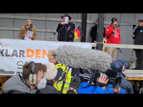 Alexander Ehrlich in Ulm bei Klardenken Demo Unternehmer stehen auf...