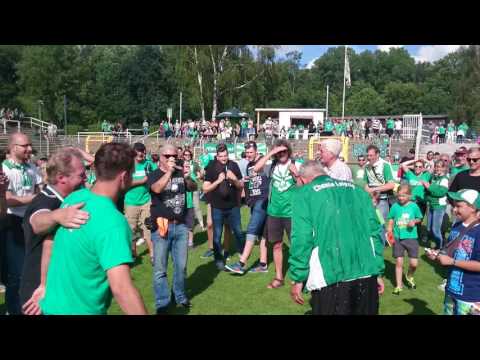 Bierdusche für Chemie-Trainer Dietmar Demuth