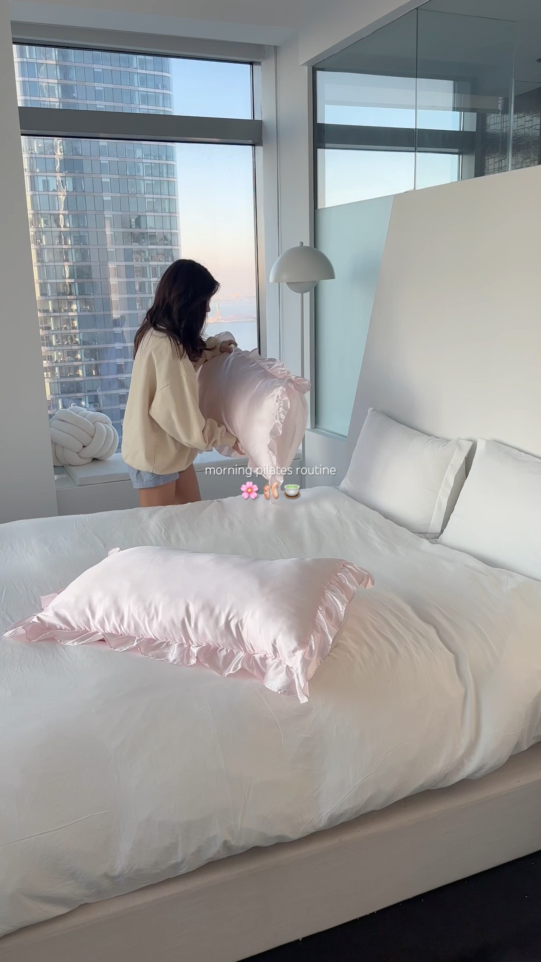 Bangun pagi dengan gerakan pilates yang menyegarkan! 🌸 Siap sambut hari dengan semangat baru!