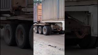 Download lagu Potret Truk Kontainer Terpanjang di Indonesia Saat Melintasi Pedesaan mp3