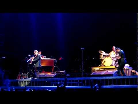 Nils Lofgren solo on Youngstown - Bruce Springsteen (Barcelona 17 May 2012)