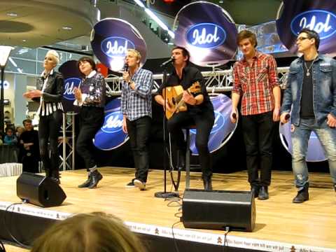 Alla sex idoler sjunger på Idol 2010 Roadshow i Nordstan Göteborg 4 december 2010