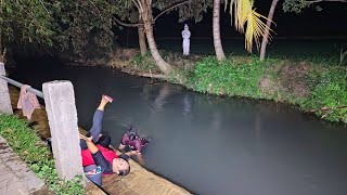 Download lagu Detik - Detik Ketemu Penunggu Sungai Angker || Prank Hantu Horor Tapi lucu Bikin Ketawa mp3