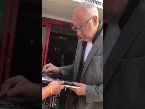 Pete Townshend THE WHO Signing Autographs Team Derek