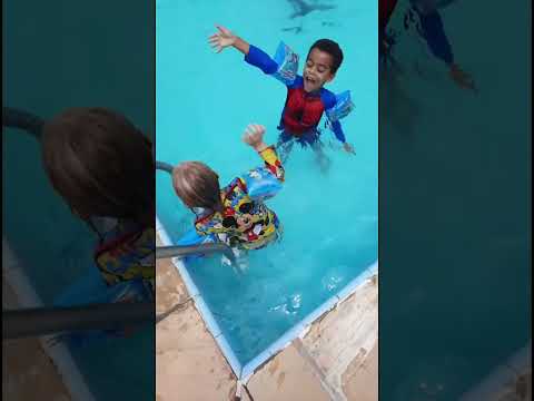 diversão na piscina com os primos - diversão garantida.